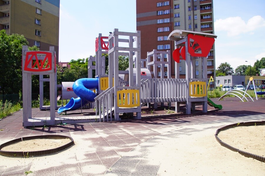 Wulgarne napisy i malunki, uszkodzenia na elementach drewnianych, wyłamana furtka - tak wygląda plac zabaw przy ulicy 1 Maja. Miejsce to po raz kolejny zostało zdewastowane. Przypomnijmy, że do podobnych zniszczeń na tym placu zabaw dochodzi systematycznie. Pierwszy raz wulgarne napisy pojawiły się na placu niespełna trzy miesiące po jego otwarciu.