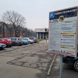 P&#322;atne parkingi przy szpitalu. Mamy komentarz w&#322;a&#347;ciciela terenów!