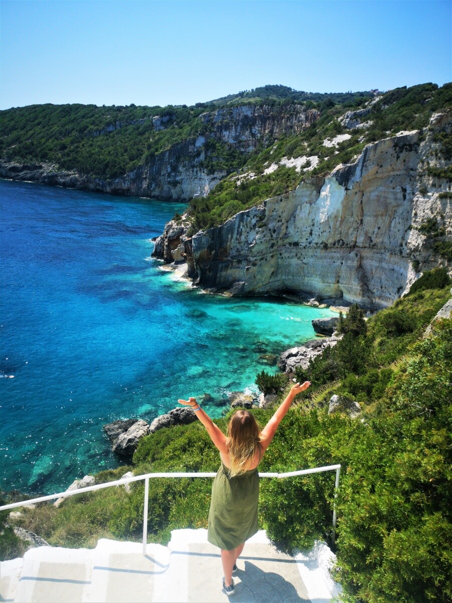 To zdecydowanie moje ulubione zdjęcie z minionych wakacji! Przedstawia dziką, miejscówkę na Zakynthos- jednej z greckich wysp. Kiedy planuję wycieczki podczas urlopu zawsze staram się szukać miejsc, które nie są opanowane przez turystów. Tak było w przypadku tego miejsca. Dojechaliśmy tam kładem, dookoła nie było żadnych ludzi! Obok błękitnego wiatraka umiejscowione są białe schody, które zboczek schodzą, aż do samej wody. A woda - jak widać na załączonym obrazku - jest boska! Do tego dołączmy zieloną roślinność i białe wapienne klify, ciszę, szum morza. Czujecie to :) ?
dzielnica: Nowy Bytom