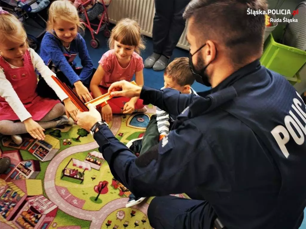 Policjanci spotkali się z przedszkolakami z Bajkolandii / fot. KMP Ruda Śląska