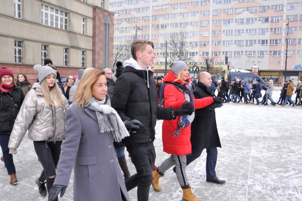 Rudzcy maturzyści już po raz piąty spotkali się na placu Jana Pawła II, żeby wspólnie zatańczyć poloneza.