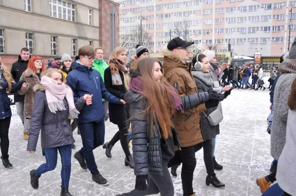 Rudzcy maturzyści już po raz piąty spotkali się na placu Jana Pawła II, żeby wspólnie zatańczyć poloneza.