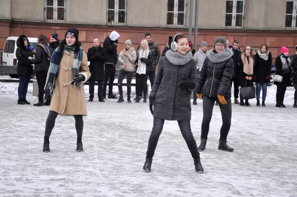 Rudzcy maturzyści już po raz piąty spotkali się na placu Jana Pawła II, żeby wspólnie zatańczyć poloneza.