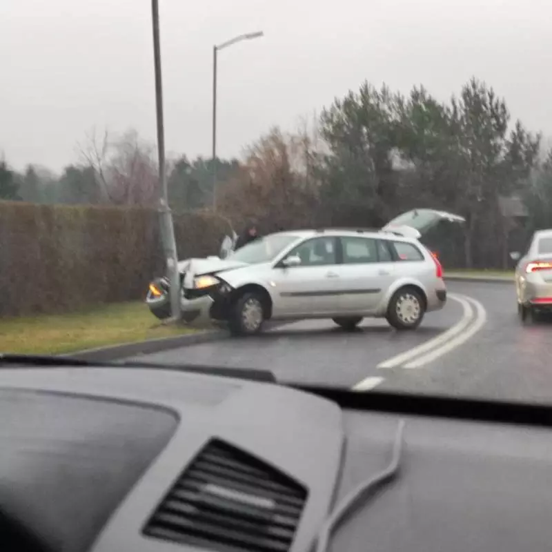 Poślizg na rondzie w Wirku – kierowca uderzył w słup oświetleniowy [AKTUALIZACJA]