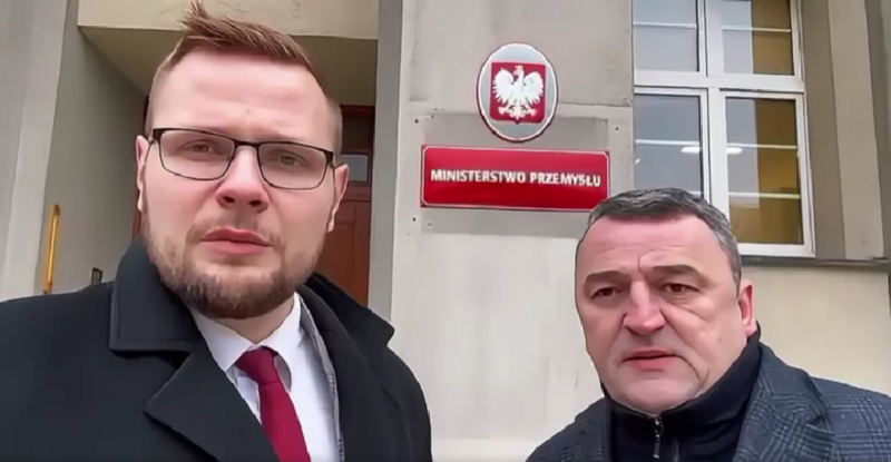 Posłowie Marek Wesoły i Michał Woś z kontrolą poselską w Ministerstwie Przemysłu