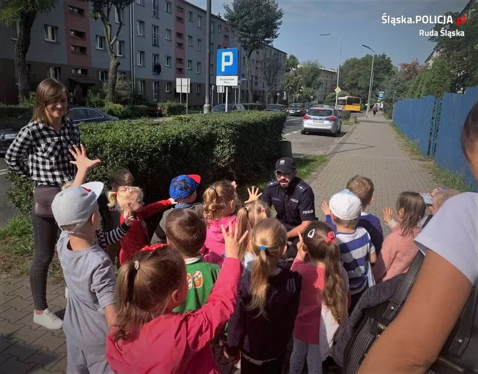 Przedszkolaki poznawały zasady ruchu drogowego / fot. KMP Ruda Śląska