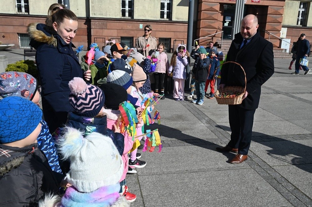 Przedszkolaki przywitały wiosnę na rynku w Nowym Bytomiu. / fot. UM Ruda Śląska