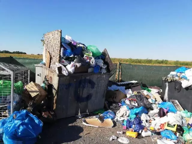 Ogródki działkowe toną w śmieciach? Wczoraj wiceprezydent Krzysztof Mejer na swoim profilu Facebookowym udostępnił zdjęcia przepełnionych kontenerów na śmieci z adnotacją, że firma PreZero ogłosiła, ze przestaje odbierać odpady z ogródków działkowych. Powód? W pojemnikach rozstawionych w RODach jest wszystko: gruz, odpady komunalne, bio i odpady ponadgabarytowe.