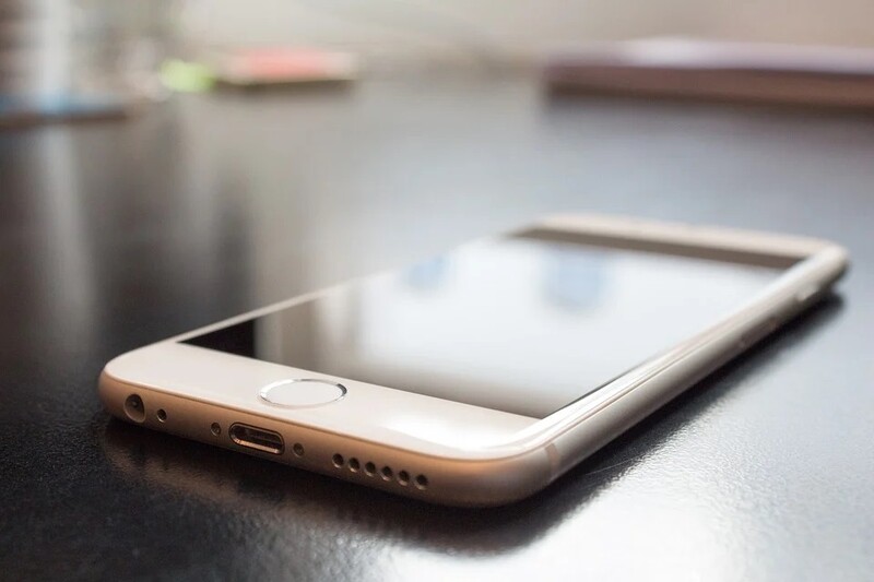 Przywłaszczył pozostawiony na ladzie telefon. Stróże prawa odwiedzili sprawcę