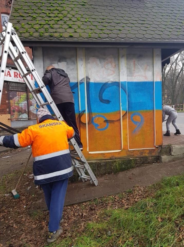 Mieszkańcy Rudy Śląskiej wzięli sprawy w swoje ręce i odnowili zabytkową kapliczkę znajdującą się w okolicy ulic Piastowskiej i Wesołej w dzielnicy Ruda. Miejsce to od wielu lat było zaniedbane. Kapliczka notorycznie niszczona była przez wandali. 

fot. Radzi Rudzie