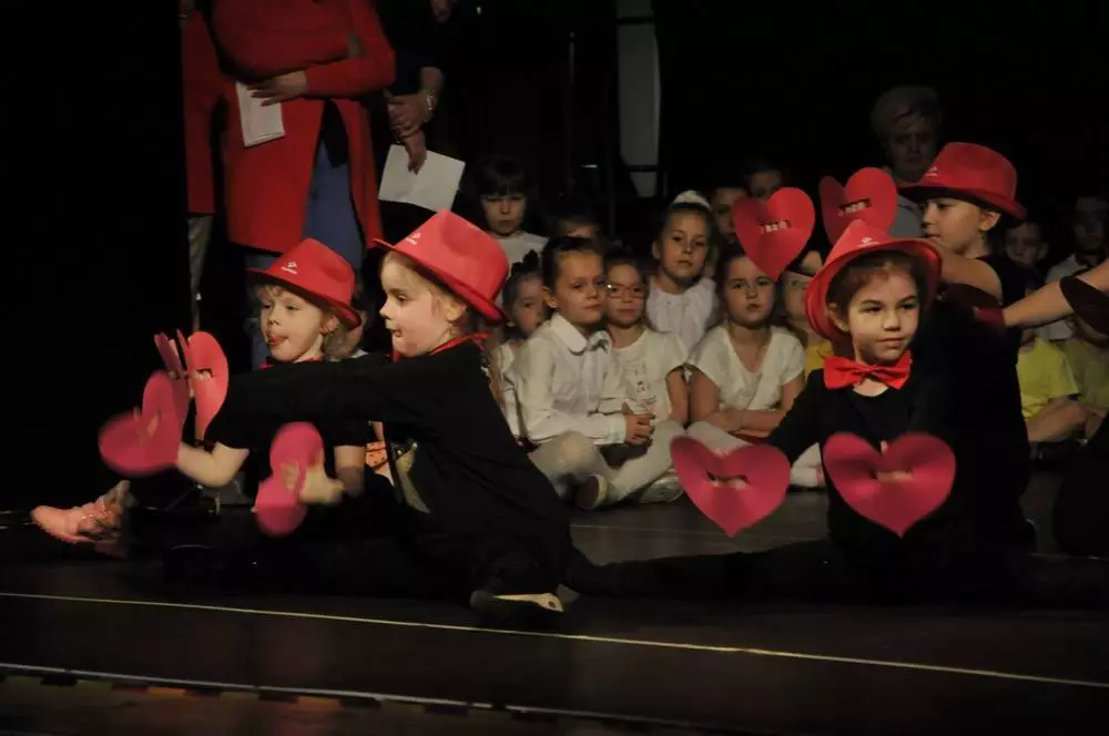 Dzieci z Przedszkola nr 30, czyli z Bajkowej Krainy, wystąpiły na scenie Domu Kultury w Bielszowicach.