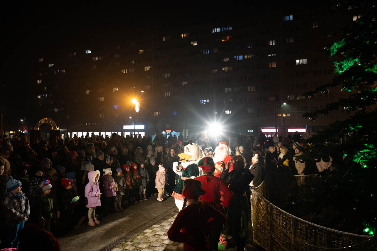 3 grudnia Ruda Śląska zyskała prawdziwie świąteczny blask, a to za sprawą rozświetlenia 10-metrowej choinki na placu Jana Pawła II. / fot. Marek Faber