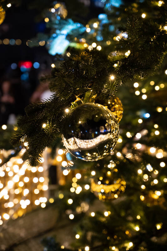 3 grudnia Ruda Śląska zyskała prawdziwie świąteczny blask, a to za sprawą rozświetlenia 10-metrowej choinki na placu Jana Pawła II. / fot. Marek Faber