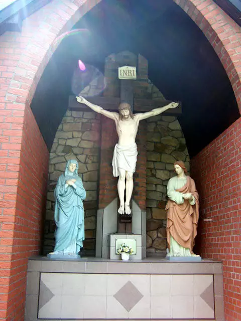 Ruda - krzyż przy parafii pw Matki Bożej Różańcowej - ul. Kościelna