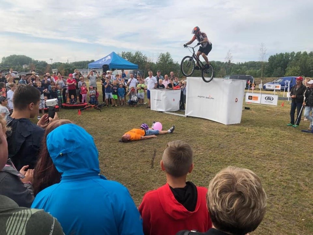 Miasteczko rowerowe, sadzenie drzewek, występ Grzegorza Poloczka oraz wiele innych atrakcji dla dzieci i dorosłych przygotowano w ramach niedzielnej (21.07) imprezy, która odbyła się pod hasłem “Ruda grilluje”. Została ona zorganizowana na zrewitalizowanej hałdzie przy ul. 1 Maja w Rudzie Śląskiej.