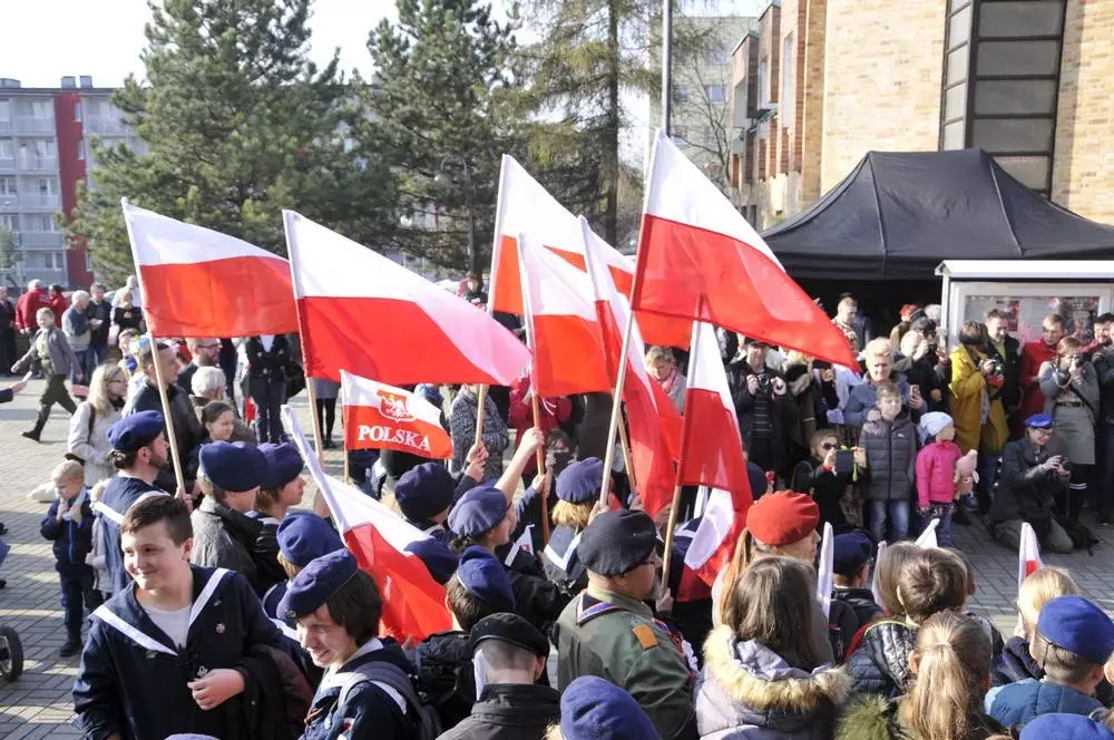 Dziś na placu przed kościołem parafii Świętego Piusa X w Rudzie Śląskiej w samo południe odśpiewany został Mazurek Dąbrowskiego &#8211; w ten sposób tuż po uroczystej mszy świętej upamiętniono setną rocznicę odzyskania niepodległości.