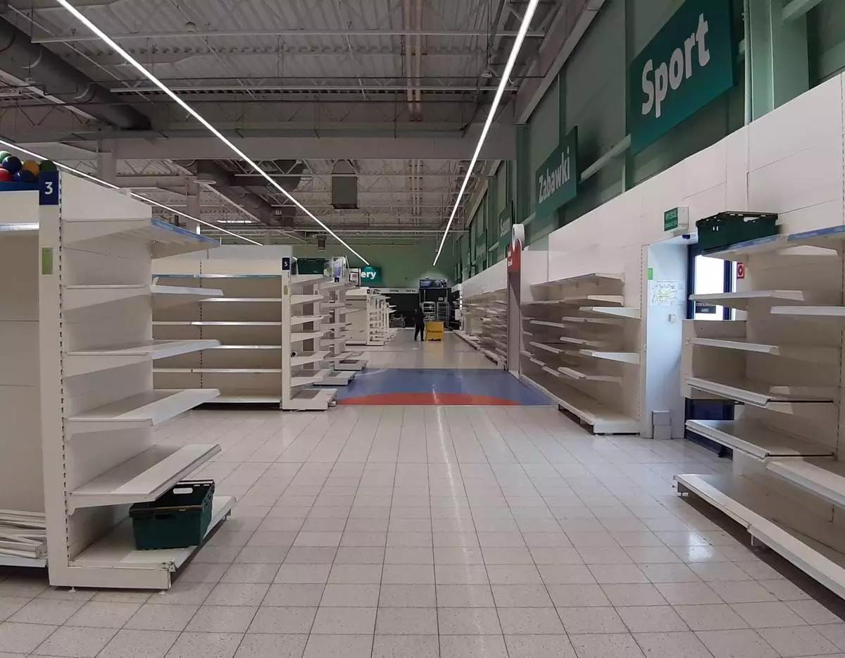 Tesco - największy supermarket w Rudzie Śląskiej - powoli odchodzi do lamusa. Sklep będzie jeszcze otwarty do końca miesiąca, ale jego oferta jest już mocno ograniczona, a półki do niedawna wypełnione towarami teraz świecą pustkami.