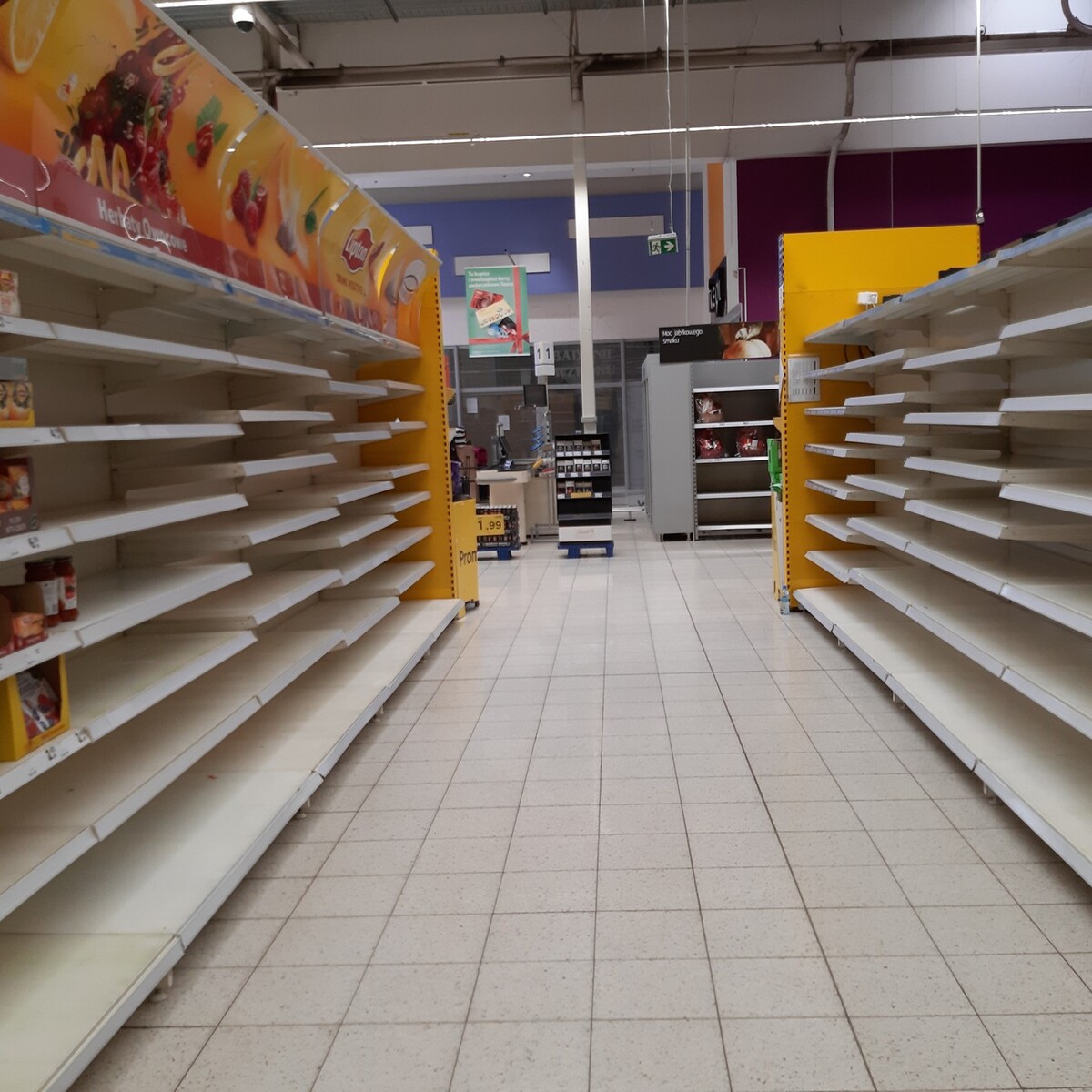 Tesco - największy supermarket w Rudzie Śląskiej - powoli odchodzi do lamusa. Sklep będzie jeszcze otwarty do końca miesiąca, ale jego oferta jest już mocno ograniczona, a półki do niedawna wypełnione towarami teraz świecą pustkami.