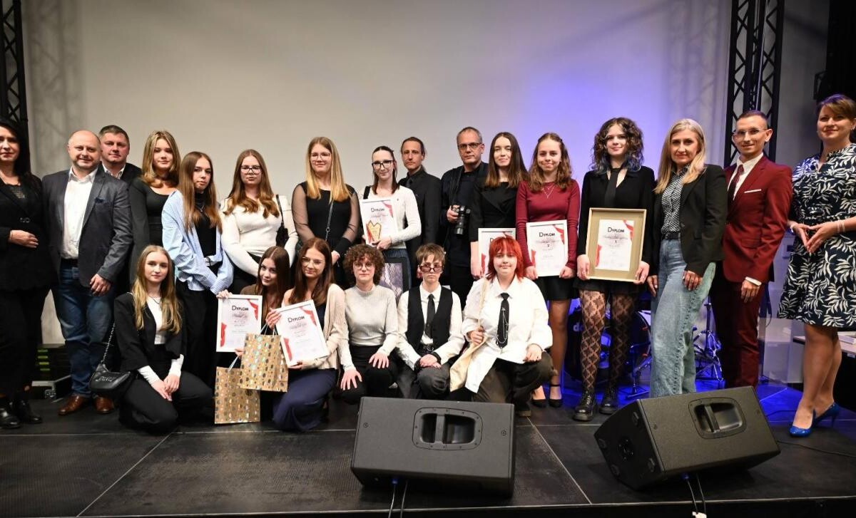 W Stacji Biblioteka odbył się wernisaż wystawy pokonkursowej „Sercem Malowane” z pracami uczniów ZS nr 5.