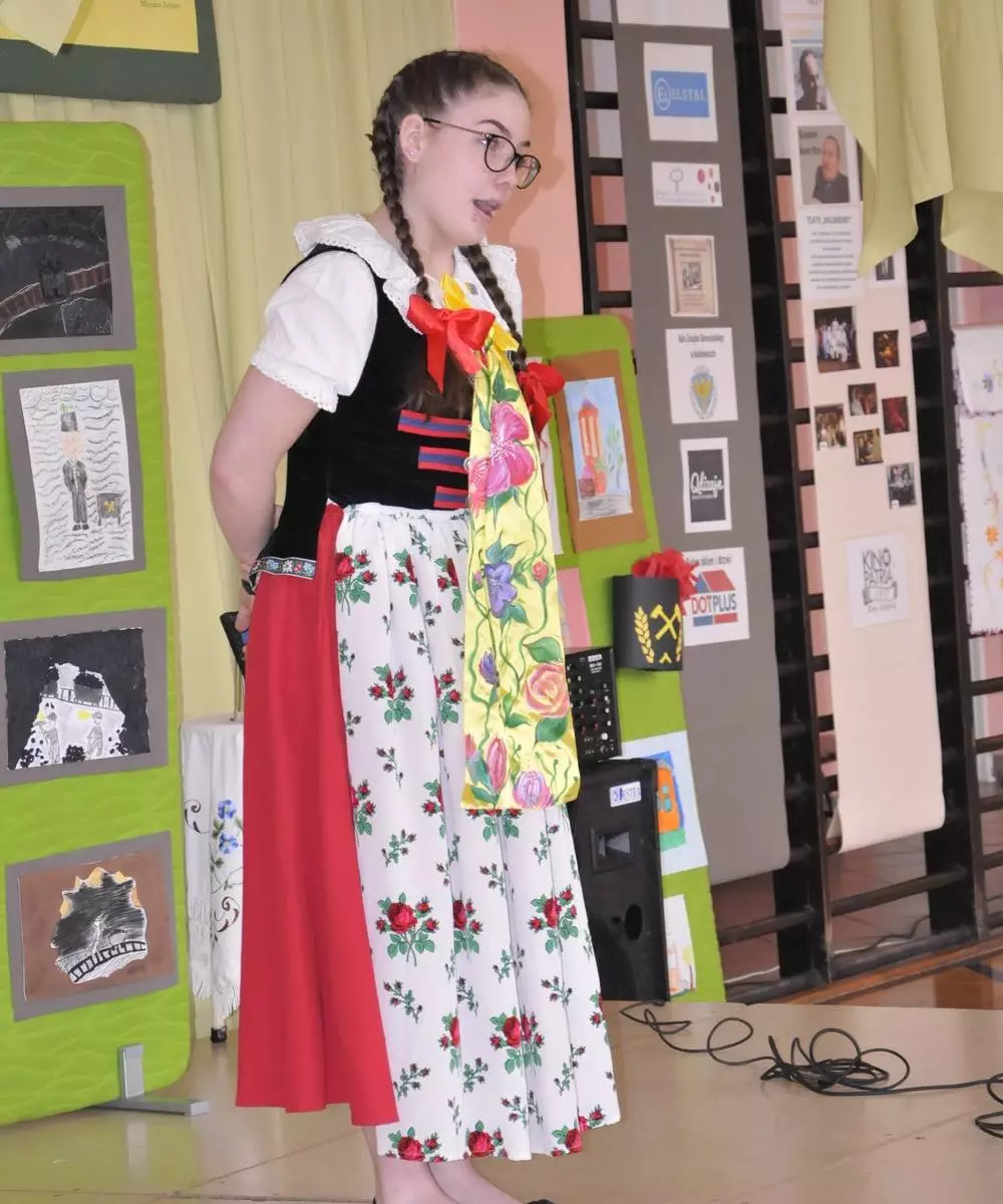 Dziś w Szkole Podstawowej nr 22 w Rudzie Śląskiej odbył się kolejny, XV już międzyszkolny konkurs Ślonzoki Niy Gynsi, któremu przyświeca cel propagowania naszej gwary, tradycji, zwyczajów i wartości.