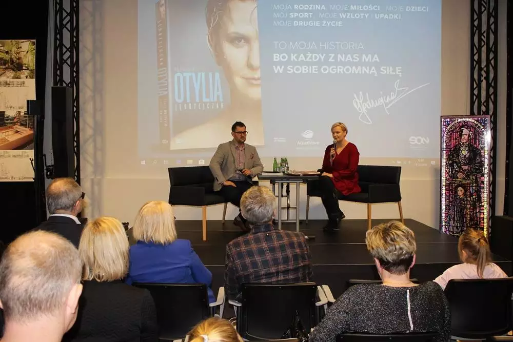 Znana pływaczka Otylia Jędrzejczak odwiedziła w sobotę Stację Biblioteka! Rudzianka opowiadała m.in. o swoim dzieciństwie i pływackiej karierze oraz promowała książkę "Otylia. Moja historia".