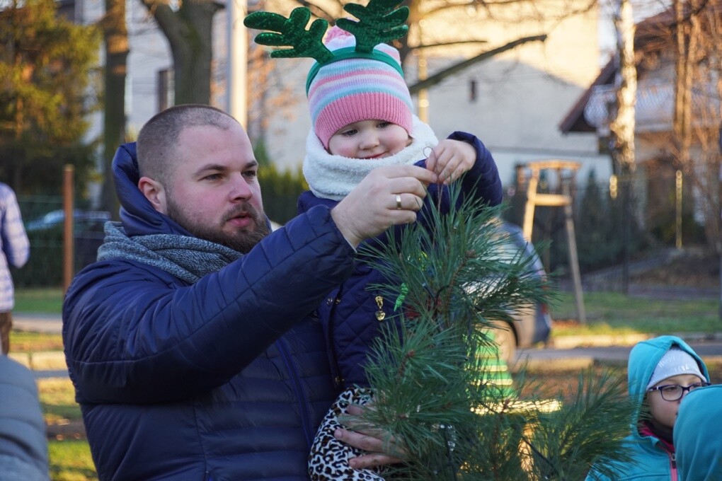 W Kochłowicach czuć już świąteczną atmosferę! Z inicjatywy Stowarzyszenia Lepsze Kochłowice. Lepsza Ruda Śląska i Fundacji Aktywni My na kochłowickich plantach, w rodzinnej atmosferze, mieszkańcy miasta ubierali świąteczne drzewko.