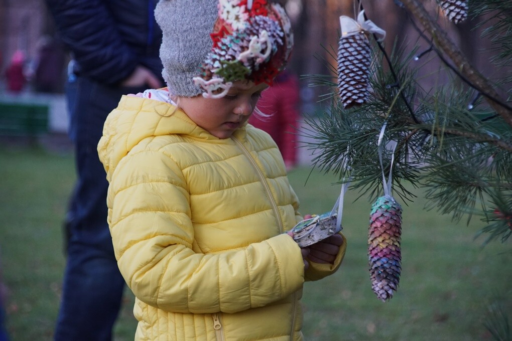 W Kochłowicach czuć już świąteczną atmosferę! Z inicjatywy Stowarzyszenia Lepsze Kochłowice. Lepsza Ruda Śląska i Fundacji Aktywni My na kochłowickich plantach, w rodzinnej atmosferze, mieszkańcy miasta ubierali świąteczne drzewko.