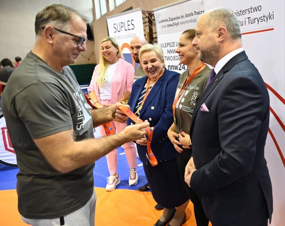 Suples – uczniowie spróbowali swoich sił na zapaśniczej macie!/fot. FB Michał Pierończyk