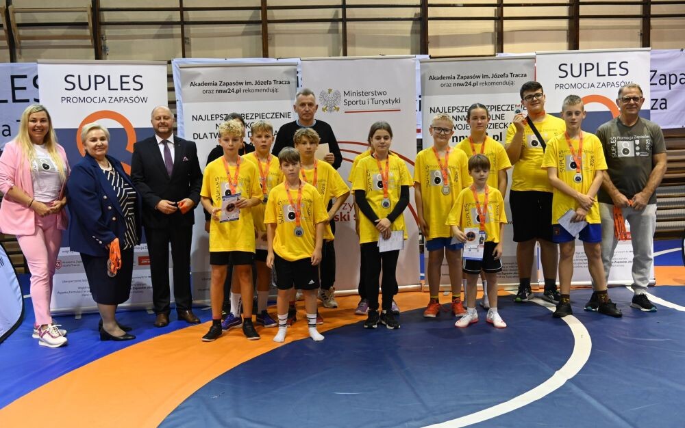 Suples – uczniowie spróbowali swoich sił na zapaśniczej macie!/fot. FB Michał Pierończyk