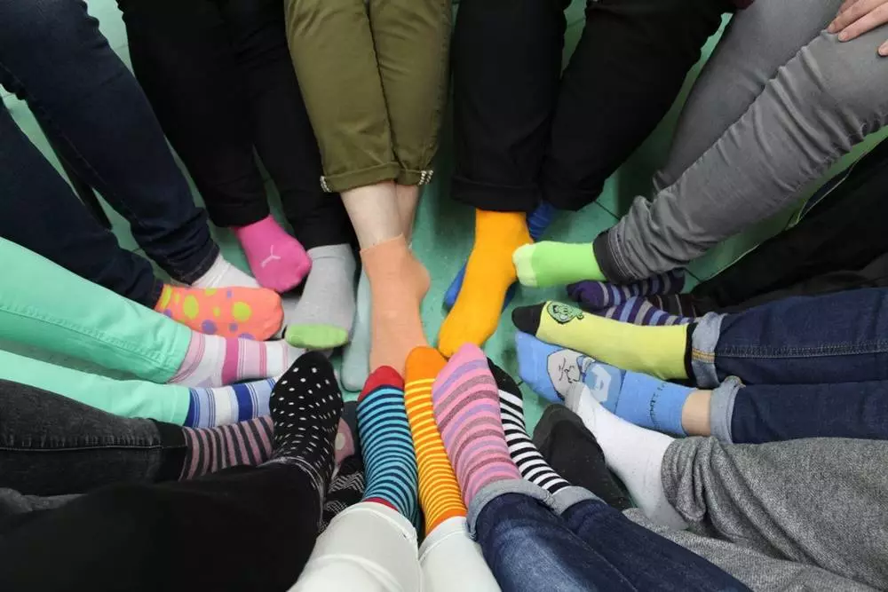 Wczoraj w Zespole Szkół Ponadgimnazjalnych nr 7 w Rudzie Śląskiej zorganizowany został Dzień Kolorowej Skarpetki w ramach kampanii edukacyjno-informacyjnej na rzecz osób z Zespołem Downa.