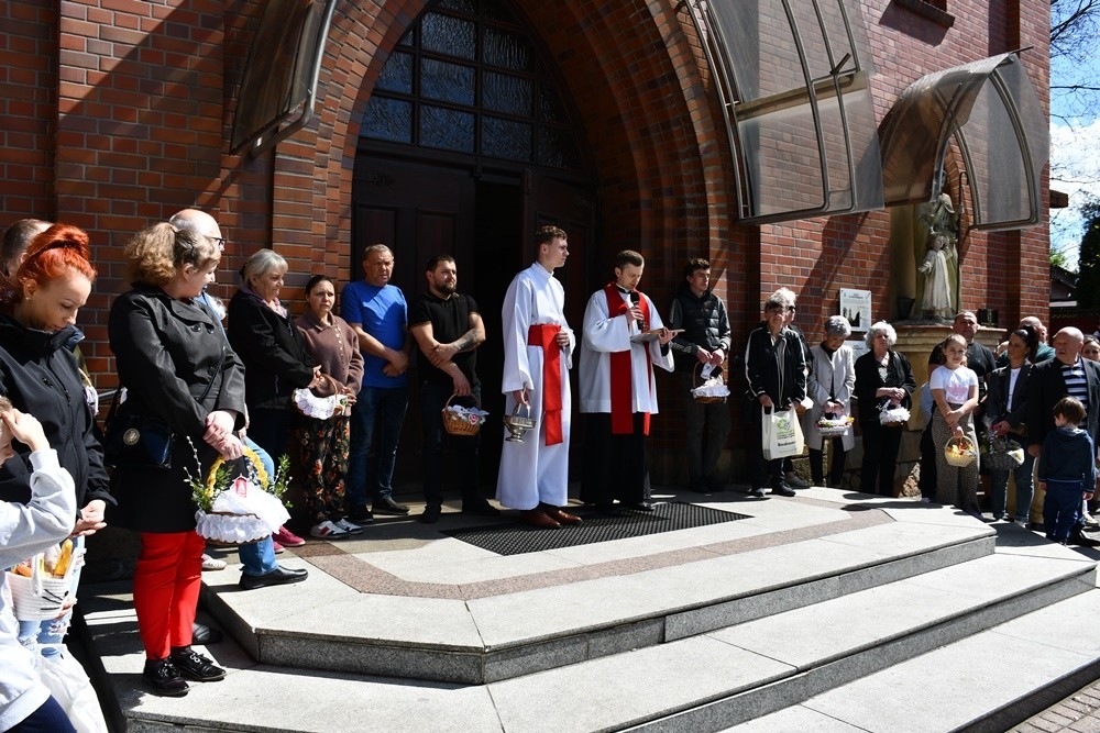 Od rana w Wielką Sobotę mieszkańcy Rudy Śląskiej odwiedzali kościoły, żeby pomodlić się przy symbolicznym grobie Jezusa, a także, żeby poświęcić pokarmy.