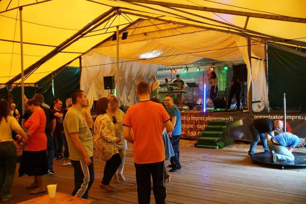 Taniec, muzyka i mnóstwo dobrej zabawy! Tak było na "Pikniku Integracyjnym” Rudzkiego Zakładu Aktywności Zawodowej, który odbył się na stadionie "Grunwald” w Halembie. Impreza zorganizowana została w ramach Tygodnia Godności Osób Niepełnosprawnych.