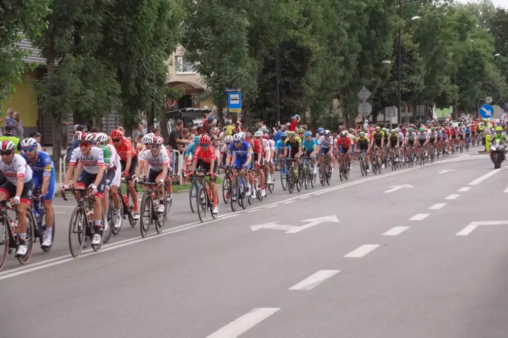 Dzisiaj przez Rudę Śląską przejechał jeden z największych światowych wyścigów kolarskich - Tour de Pologne. Nasze miasto znalazło się na trasie III etapu, wiodącego ze Stadionu Śląskiego do Zabrza. Mieszkańcy tłumnie kibicowali kolarzom. Niestety wyścig zakończył się tragicznie.