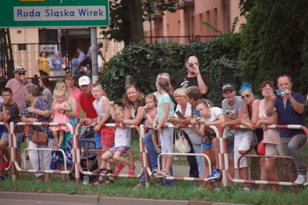 Dzisiaj przez Rudę Śląską przejechał jeden z największych światowych wyścigów kolarskich - Tour de Pologne. Nasze miasto znalazło się na trasie III etapu, wiodącego ze Stadionu Śląskiego do Zabrza. Mieszkańcy tłumnie kibicowali kolarzom. Niestety wyścig zakończył się tragicznie.