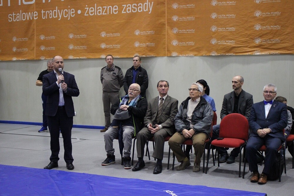 Ponad 100 młodych zapaśników z Rudy Śląskiej, Polski i zagranicy sprawdziło swoje siły w stylu klasycznym. W sobotę (30 listopada) w hali sportowej przy ul. Hallera zorganizowany został Międzynarodowy Turniej Zapaśniczy im. Ryszarda Dworoka. W ten sposób sportowcy upamiętnili wielokrotnego reprezentanta i mistrza Polski w zapasach oraz trenera. Impreza odbyła się już po raz 29.