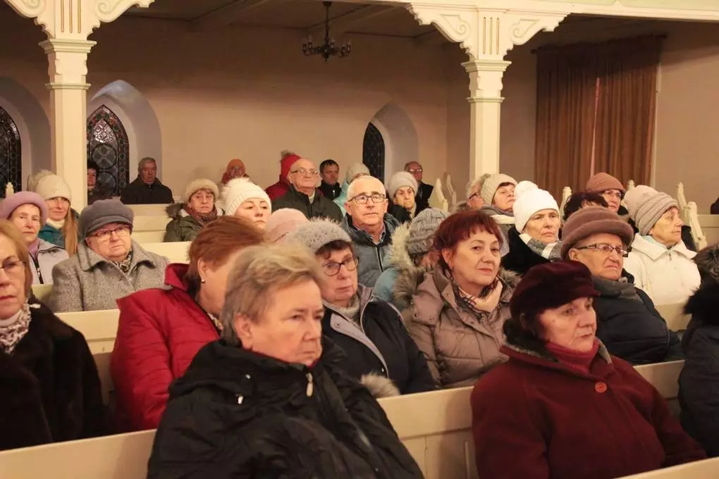 Klimat minionych Świąt Bożego Narodzenia można było poczuć wczoraj na Ficinusie. W kościele ewangelicko - augsburskim odbył się nastrojowy koncert kolęd w wykonaniu Inicjatywy „Dajmy Ludziom Trochę Radości”.