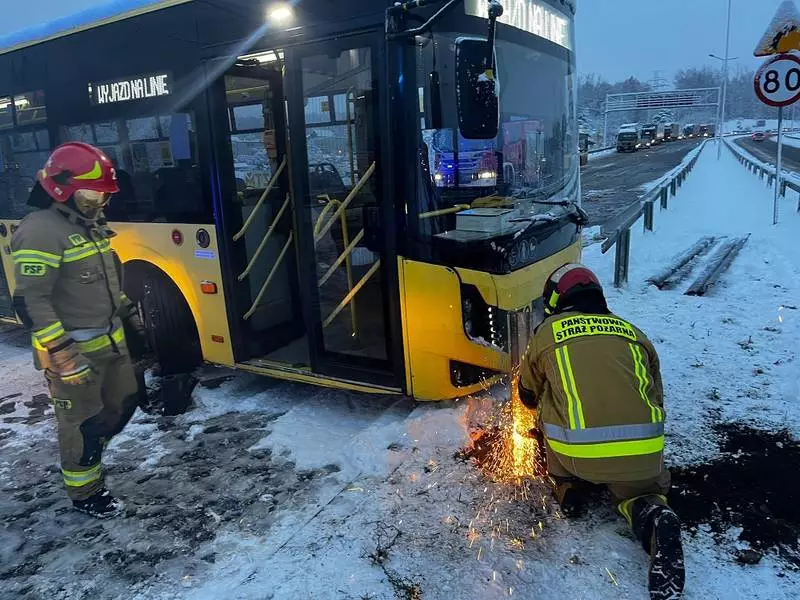 Utrudnienia w ruchu na trasie N-S w stronę Bielszowic! Autobus blokował trasę