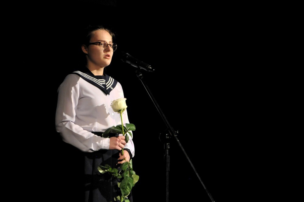 W Miejskim Centrum Kultury im. Henryka Bisty odbył się finał V Ogólnopolskiego Konkursu „W Kręgu poezji i prozy lagrowej więźniarek KL Ravensbruck”. Z 350 uczniów z całej Polski do finału dostało się 29 osób, które właśnie dzisiaj miały okazję wystąpić w Rudzie Śląskiej podczas finałowej gali.