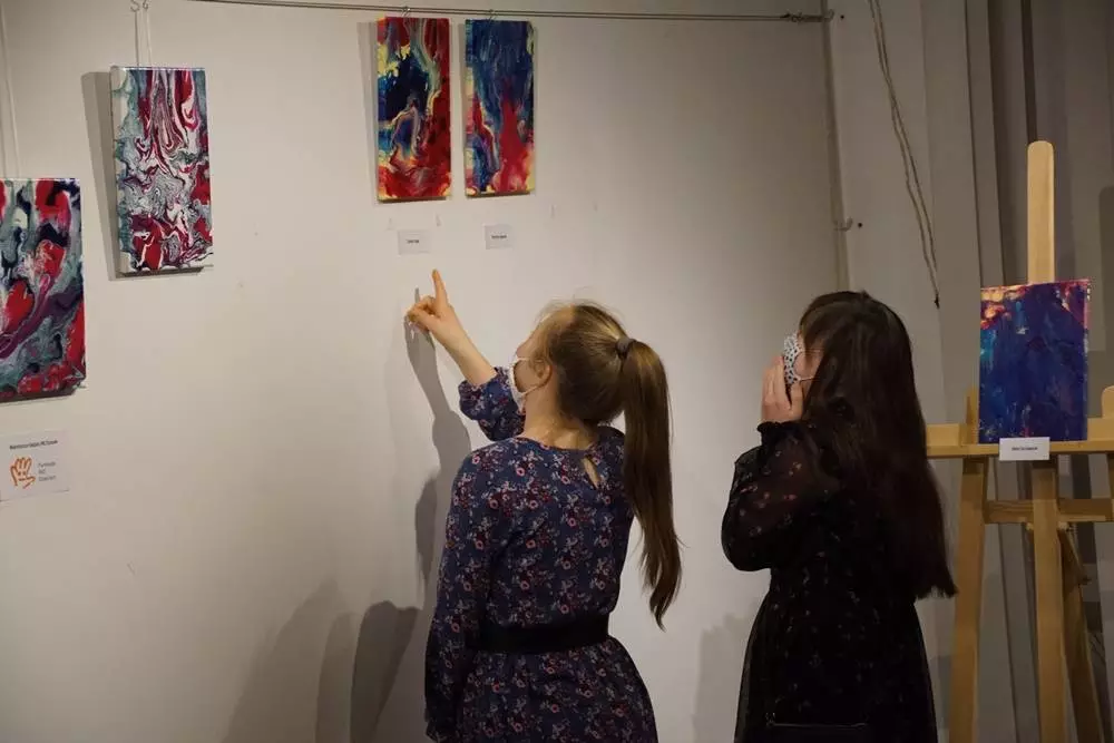 Wczoraj w Miejskim Centrum Kultury im. Henryka Bisty odbył się wernisaż wystawy prac uczniów Szkoły Podstawowej nr 35 Specjalnej w Rudzie Śląskiej - "W świecie kolorów". 