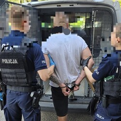 Wandal z Rudy &#346;l&#261;skiej zniszczy&#322; nawierzchni&#281; boiska na 100 tys. z&#322;