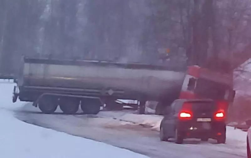 Weekendowe utrudnienia na rudzkich drogach. Wjazd na DTŚ zablokowany przez cysternę