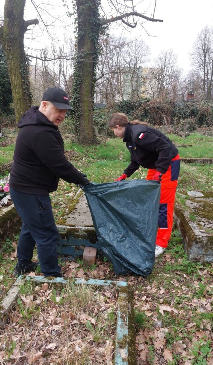 Społecznicy i uczniowie wysprzątali zabytkowy cmentarz parafialny w Orzegowie/fot. Towarzystwo Miłośników Orzegowa