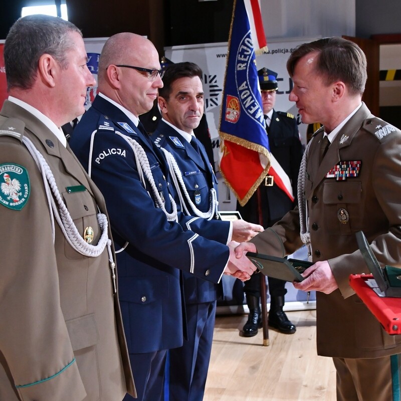 Współpraca, która działa. Policjant z rudzkiej Komendy nagrodzony przez Straż Graniczną