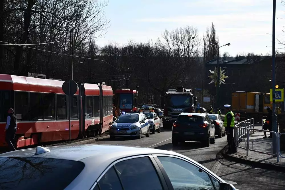 W Rudzie Śląskiej, na ulicy Odrodzenia w Wirku, doszło dziś około południa do wykolejenia tramwaju linii nr 9.