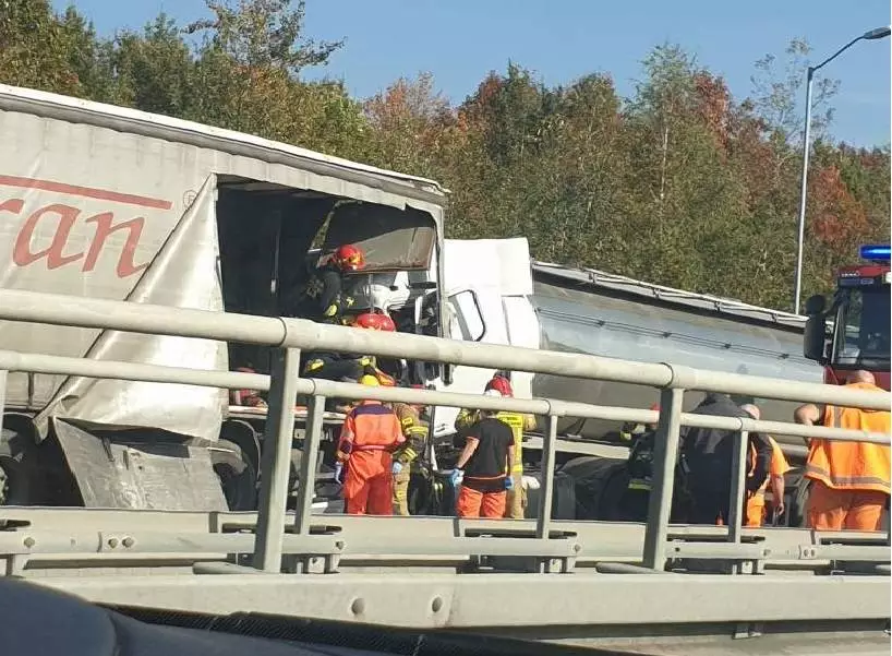 W Chorzowie Batorym, na autostradzie A4, doszło do groźnego wypadku. Zderzyły się dwa TIR-y. Występują duże utrudnienia w ruchu.