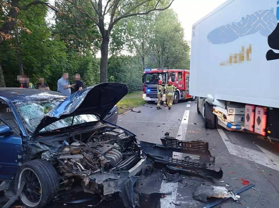 Wypadek na Chorzowskiej. Osobówka zderzyła się z samochodem ciężarowym / fot. KM PSP Ruda Śląska