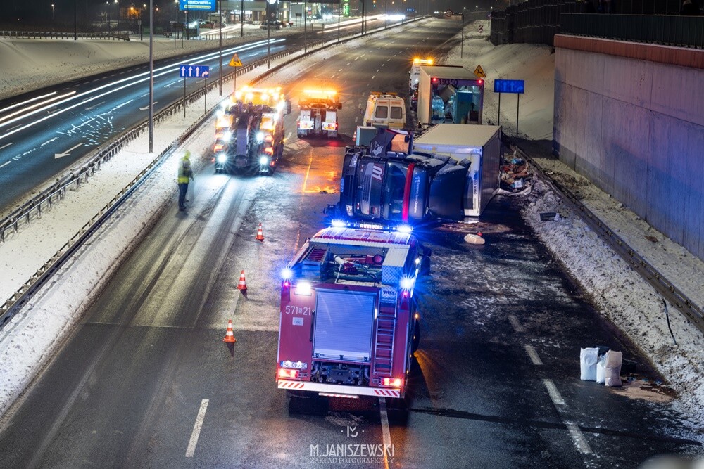 W piątek, 12 lutego, na DTŚ w Rudzie Śląskiej doszło do groźnego zdarzenia. Na pasie prowadzącym w stronę Gliwic, na wysokości sklepu Biedronka przewrócił się samochód ciężarowy. 

fot. Mateusz Janiszewski