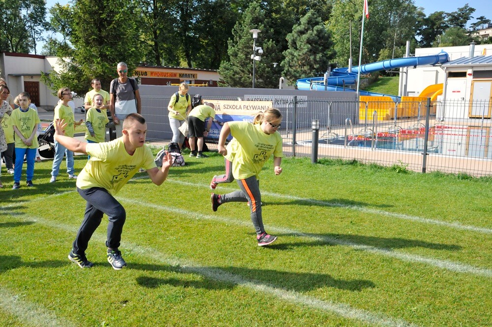 XIX Miejska Olimpiada Osób Niepełnosprawnych ściągnęła na teren letniego basenu kilkuset uczestników! Podczas konkurencji uśmiech nie schodził z ich twarzy ani na chwilę.