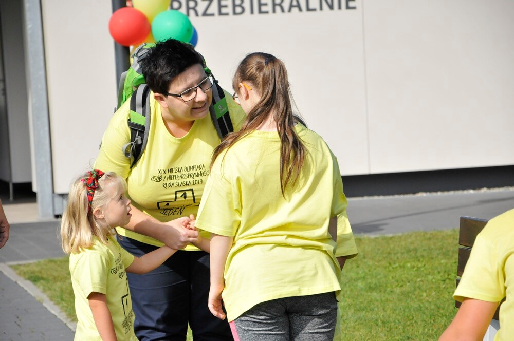 XIX Miejska Olimpiada Osób Niepełnosprawnych ściągnęła na teren letniego basenu kilkuset uczestników! Podczas konkurencji uśmiech nie schodził z ich twarzy ani na chwilę.