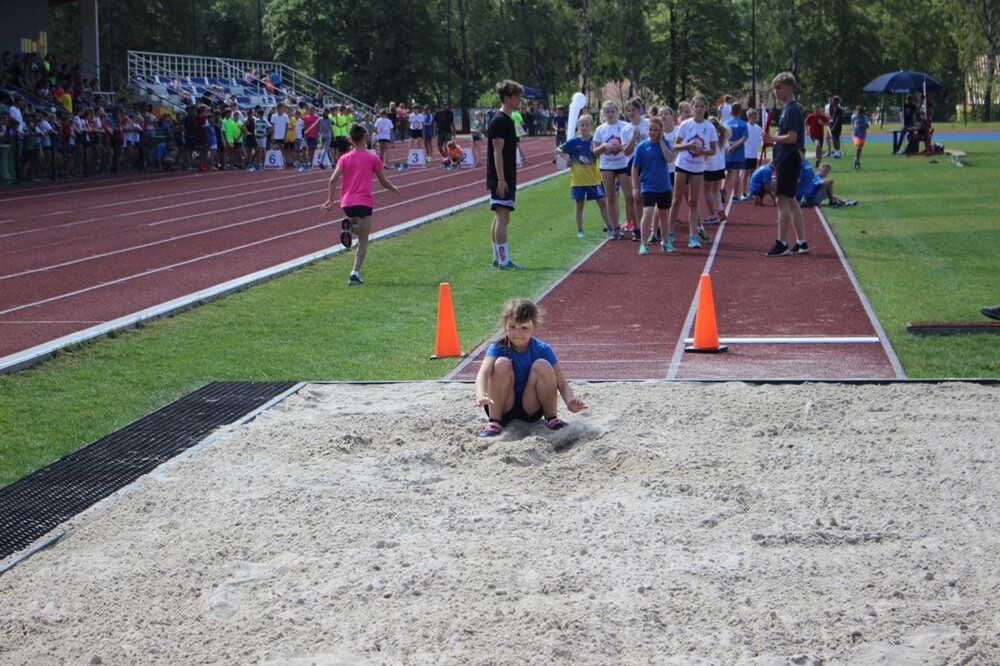 Kilkaset uczniów z rudzkich szkół bierze udział w XXX Lekkoatletycznych Igrzyskach Sportowych, które odbywają się na stadionie lekkoatletycznym.